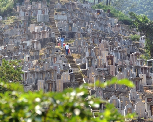 政府通知市民，須移走及處置2013至2014年內，安葬於6個公眾墳場的先人遺骸。資料圖片