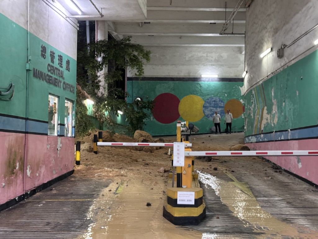 山泥傾瀉堵塞停車場出入口。