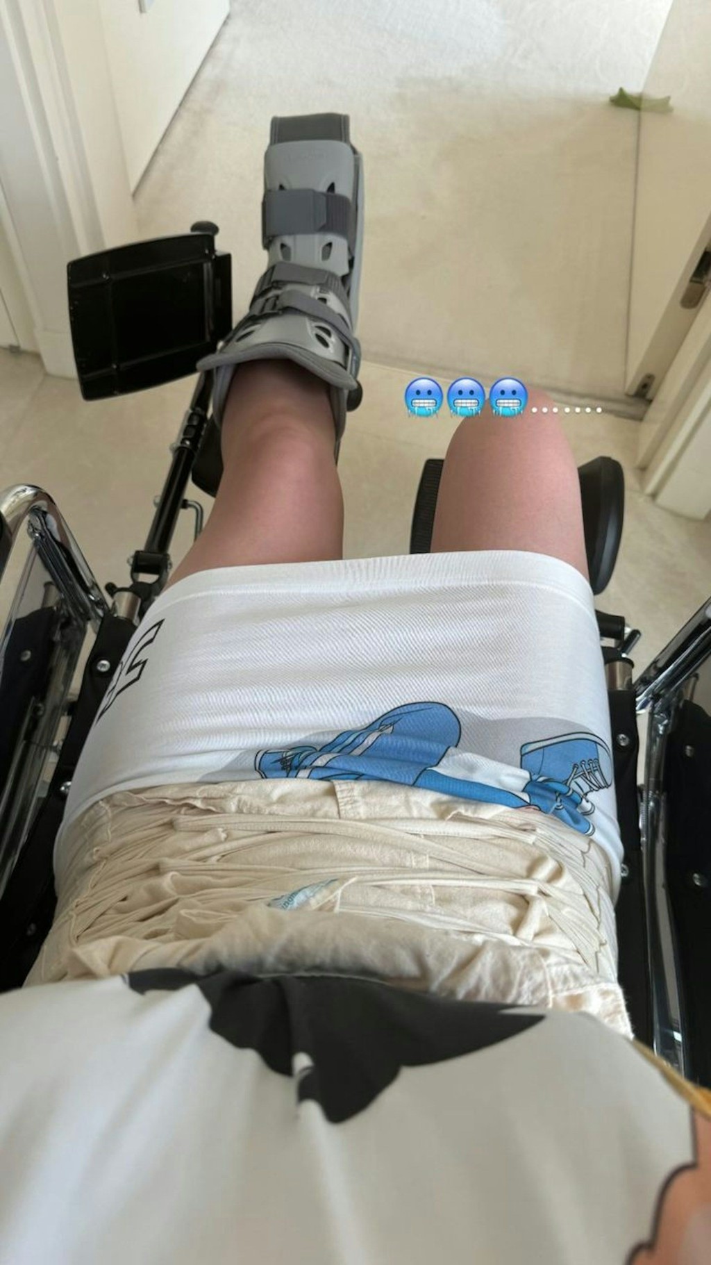 產後兩個月的江鈺琪近日分享自己坐在輪椅上的照片，更有三個「痛到打冷震」的Emoji。不過，江鈺琪即使要坐輪椅，依然堅持繼續紮肚。