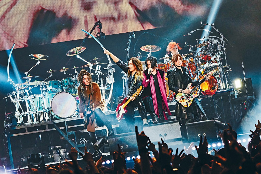 Luna Sea前日如期在東京開騷，並在台上放有真矢的鼓組。