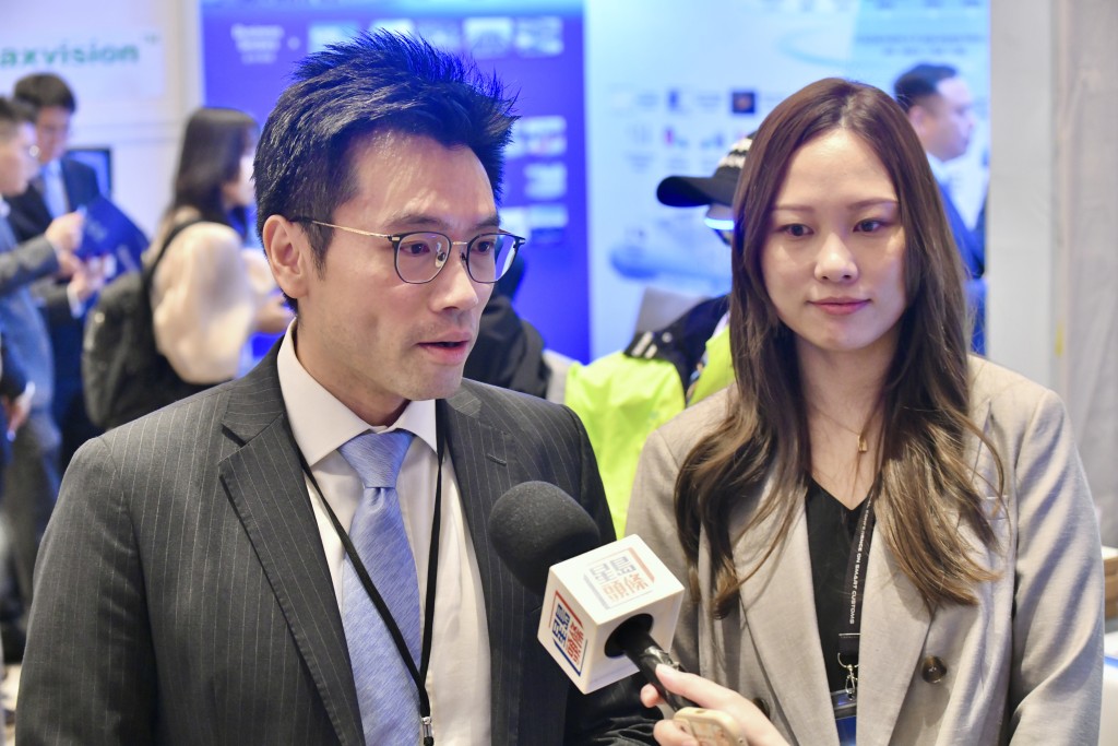 葉雅雯(右)表示，智能巡邏機械人具備熱能探測功能，可偵測火警或其他異常情況並即時發出警報。