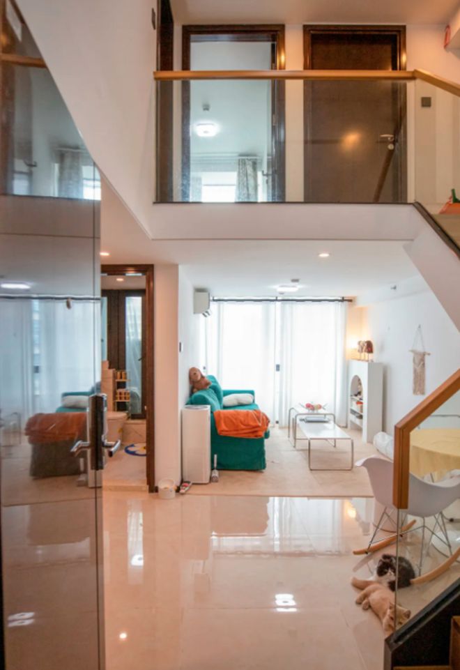 有内地網民分享道，在香港5,000元人民幣只能租一個「老破小」的唐樓劏房，同樣價格在深圳已經可以租一個雙層的閣樓。