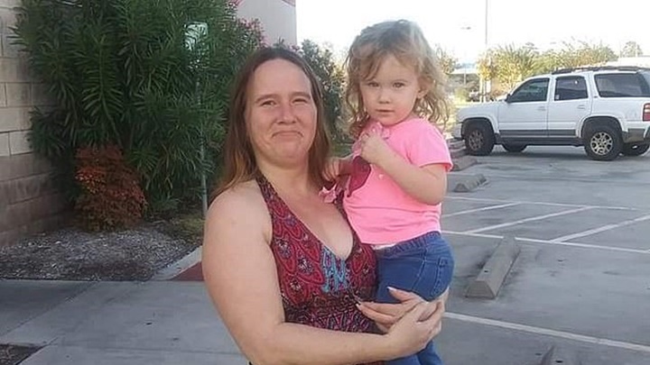德州女子汤恩(左)涉嫌杀死5岁女儿妮可(右)，她供称女儿是「邪恶的化身」。网上图片