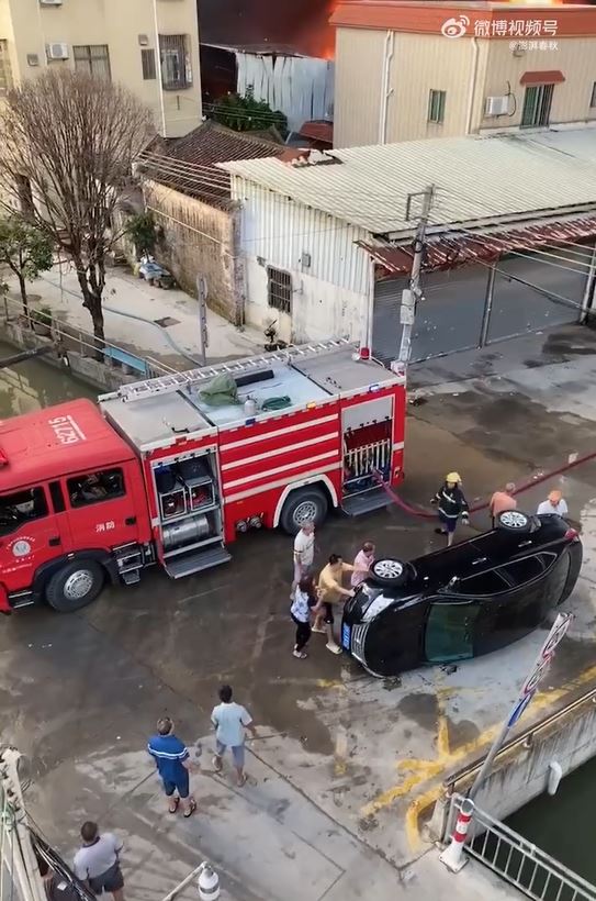 眾人合力將堵路的私家車推翻。