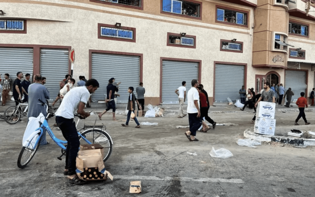 加沙的多个仓库和粮食配发中心遭到数千人闯入，抢掠面粉和基本生活物资。路透社资料图片
