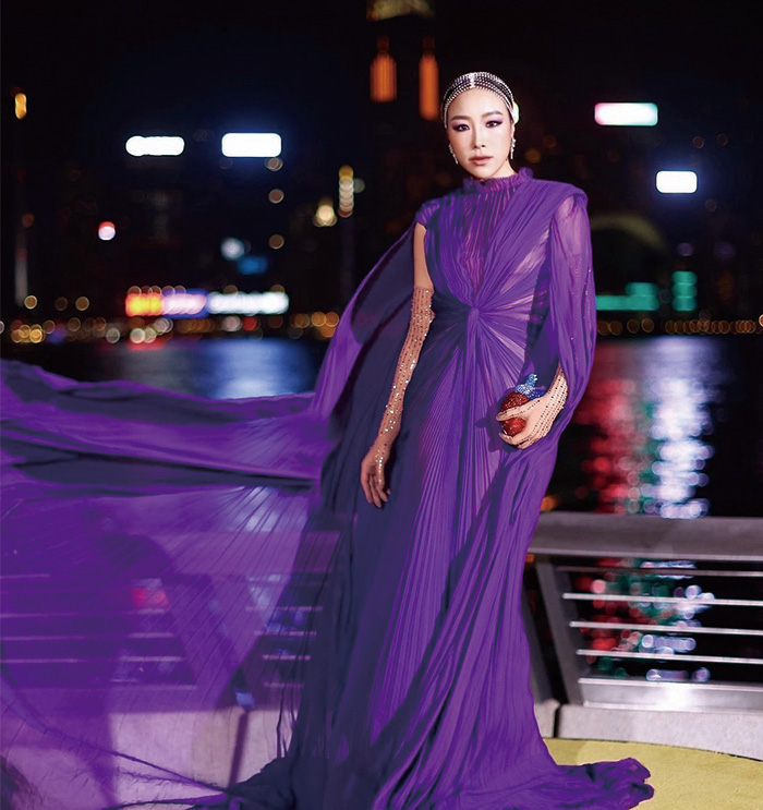 去年出席K11night，她挑選Gucci Pre-Fall2022，設計師Alessandro Michele的紫色晚裝現身。