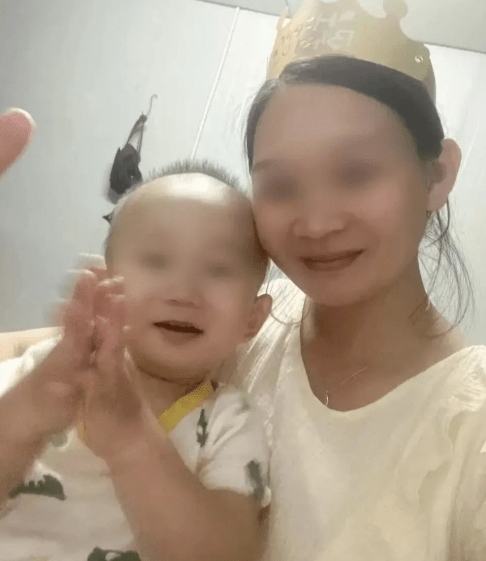 何某的妻子和大儿子。澎湃新闻