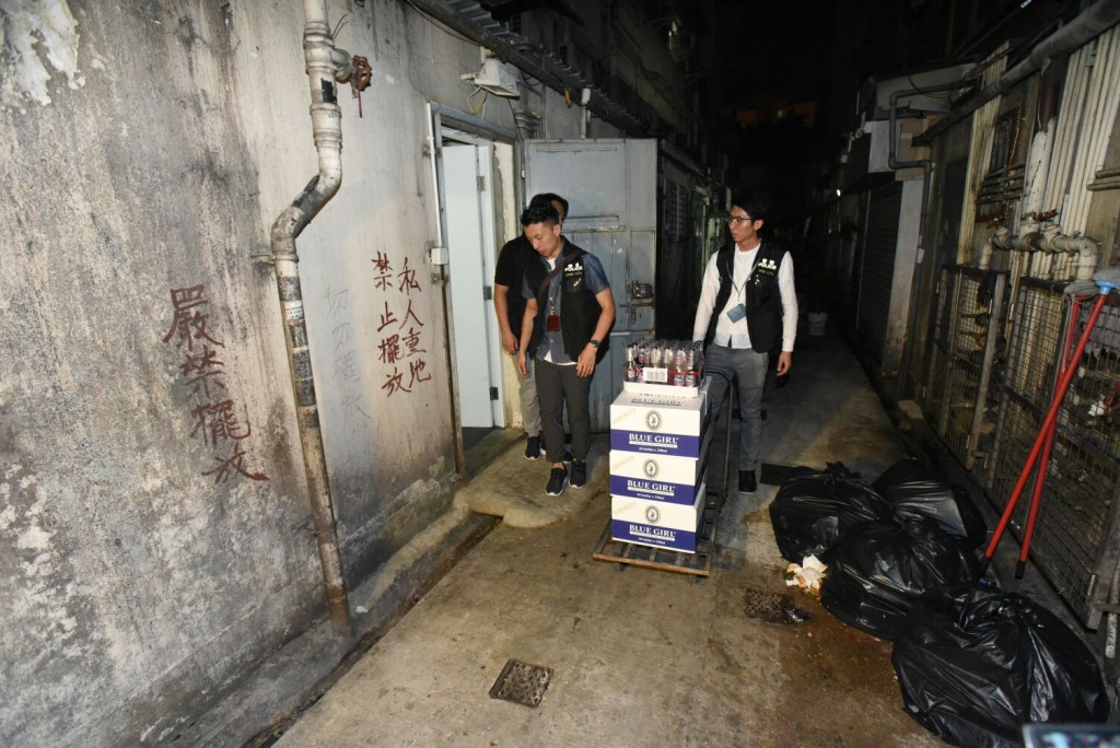 警方檢獲超過2000枝啤酒及少量紅酒。