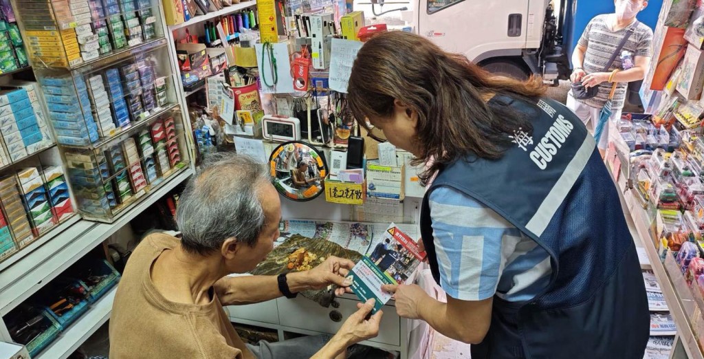 《2025年控煙法例（修訂）條例》9月19日刊憲後，香港海關派員加強巡查全港多區的香煙零售點，包括報攤，並向商戶介紹私煙相關法例的最新修訂。