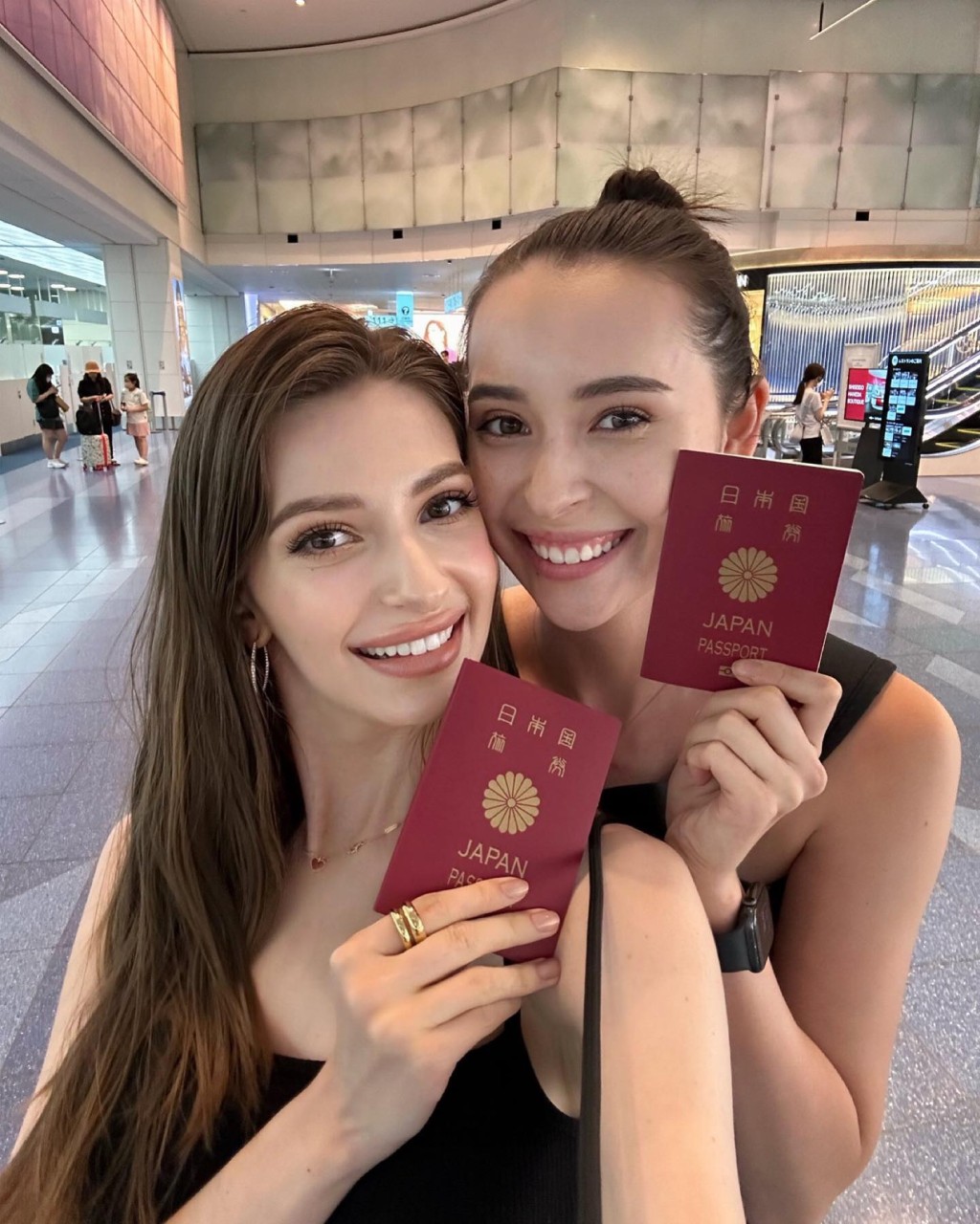 椎野卡洛琳娜以日本护照出境。
