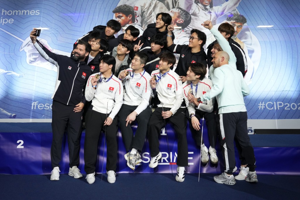 香港花劍主教練Greg拿起手機跟隊員及教練團拍下這個難忘時刻。香港劍總圖