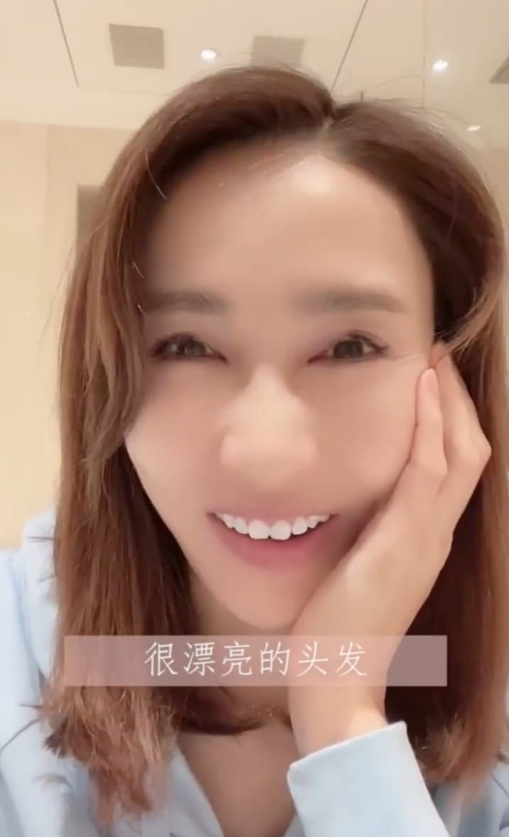 黎姿話回家後見到女兒很漂亮,因為頭髮是女兒為自己紮辮子。