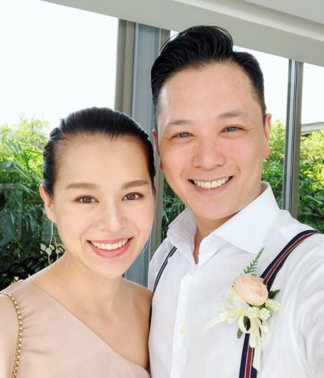 相中杏兒一身跌膊長身杏色裙。