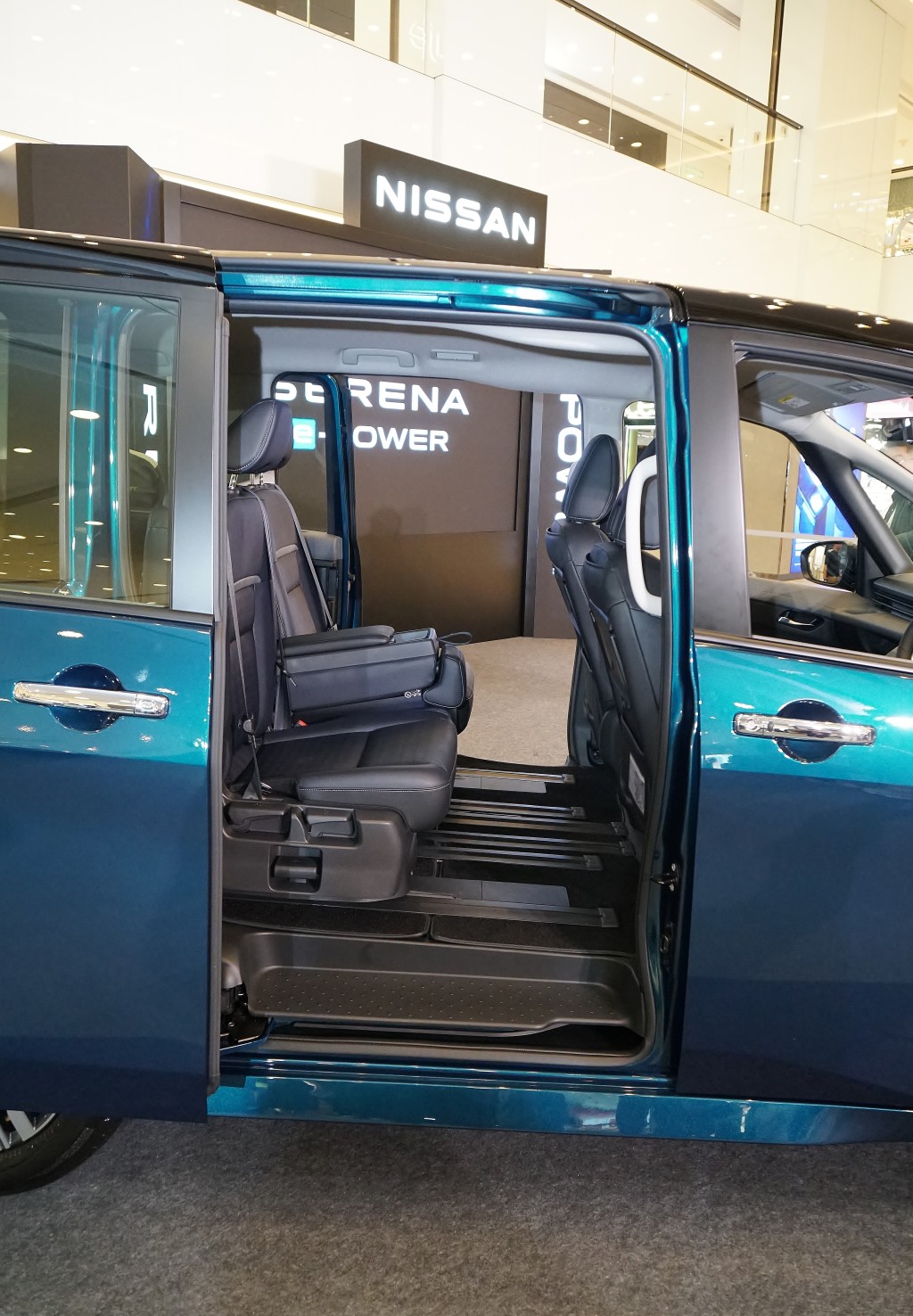 全新日产Nissan Serena e-POWER开售，标配Tic-Tar Door足控感应双电趟门及Daul Back Door双尾门。
