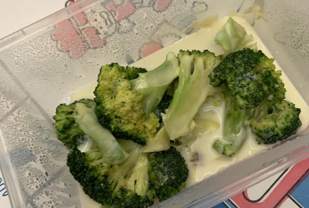 「芝士牛油焗西蘭花」，盒中只有零碎幾棵西蘭花浸於牛油上。連登討論區圖片