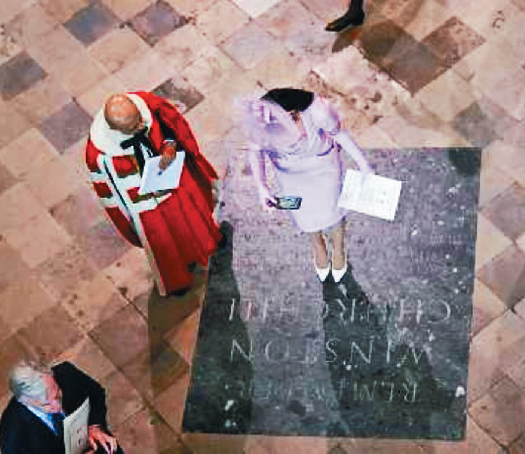 ■Katy站在邱吉爾的紀念碑上自拍，被批為不合禮儀。