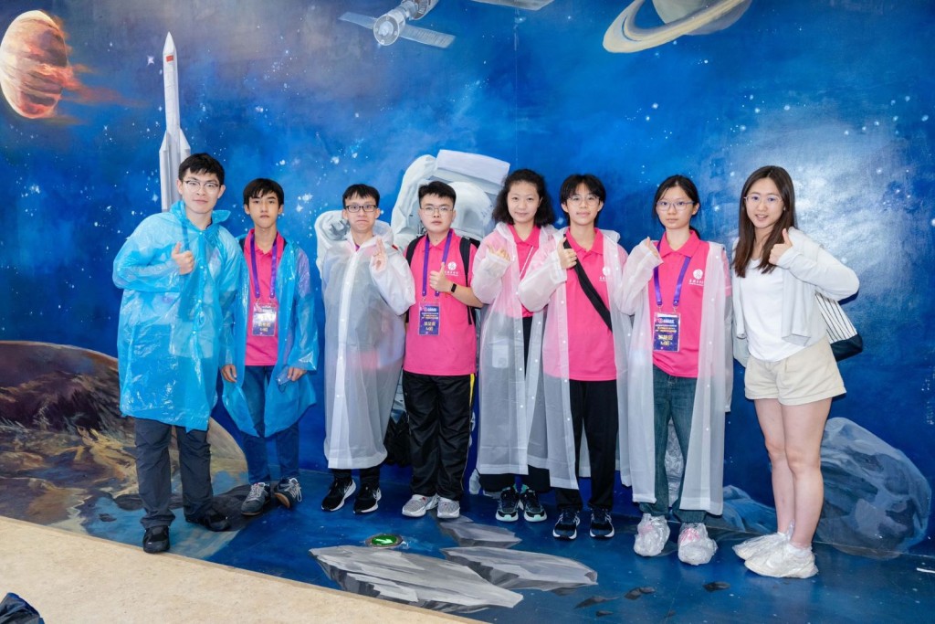 行程首日北京暴雨連場，但無阻同學追逐航天夢。