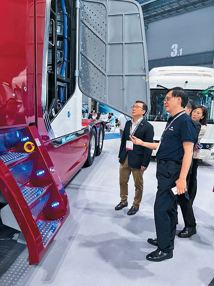 大型氫能車廠方人員解說存放氫氣缸的空間結構。