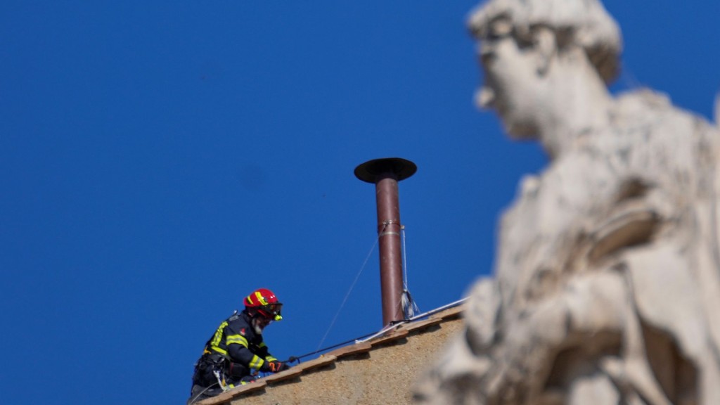 工人爬上西斯汀小聖堂(Sistine Chapel)屋頂安裝煙囪。 美聯社 工人爬上西斯汀小聖堂(Sistine Chapel)屋頂安裝煙囪。 美聯社