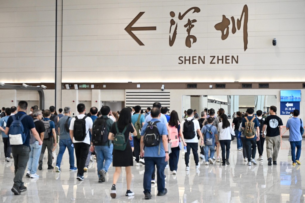 特區政府今日於皇崗口岸港方口岸區舉行大型演練,為日後口岸正式開通作好準備。資料圖片 特區政府今日於皇崗口岸港方口岸區舉行大型演練,為日後口岸正式開通作好準備。資料圖片
