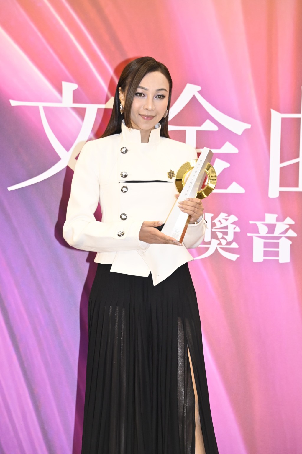 一山不能藏二虎?AGA表示離開環球唱片非與鄭欣宜加盟有關。 一山不能藏二虎?AGA表示離開環球唱片非與鄭欣宜加盟有關。