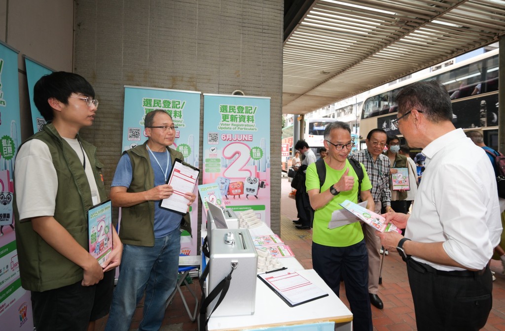 陳茂波指不少巿民告訴他已登記做選民,亦會在12月的立法會換屆選舉積極投票。。 陳茂波指不少巿民告訴他已登記做選民,亦會在12月的立法會換屆選舉積極投票。。