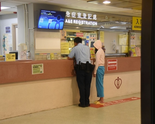一名15歲少女於鴨脷洲住所企圖跳樓被及時阻止。