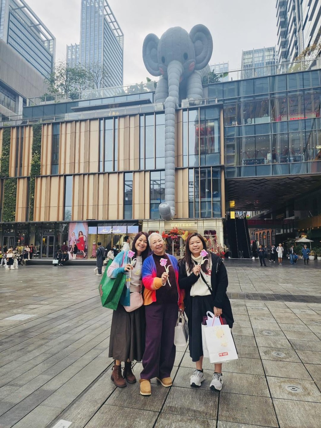 陳秋霞的二女鍾惠雅(右)及三女鍾惠韻感情好好。 陳秋霞的二女鍾惠雅(右)及三女鍾惠韻感情好好。