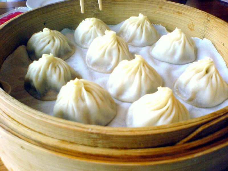 提到中国美食，文章指中国的小笼包有“汤汁满满的惊喜”。 资料图片
