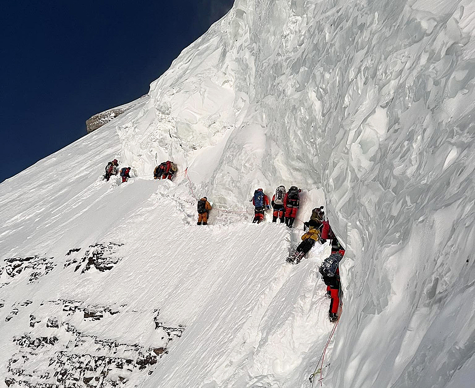 影片顯示雪巴人搬運工哈桑（Mohammad Hassan）倒地。 Lakpa Sherpa/8K Expeditions