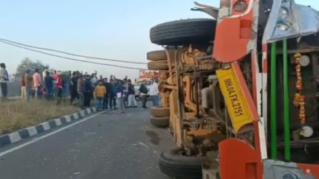 巴士與貨車相撞後橫亙路中。網圖