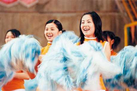 2000年，蔡卓妍（左）参演港台青春剧《青春@Y2K》。