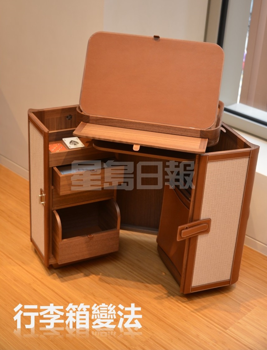 品牌较早前曾推出一个像梳妆台的大型围巾柜,今次在新店中亦展出了这件小型饰物柜,只有行李箱般的大小,只要打开2边柜门,多个抽屉间隔展现眼前,是收藏腕表、首饰等小型饰品的不错选择。