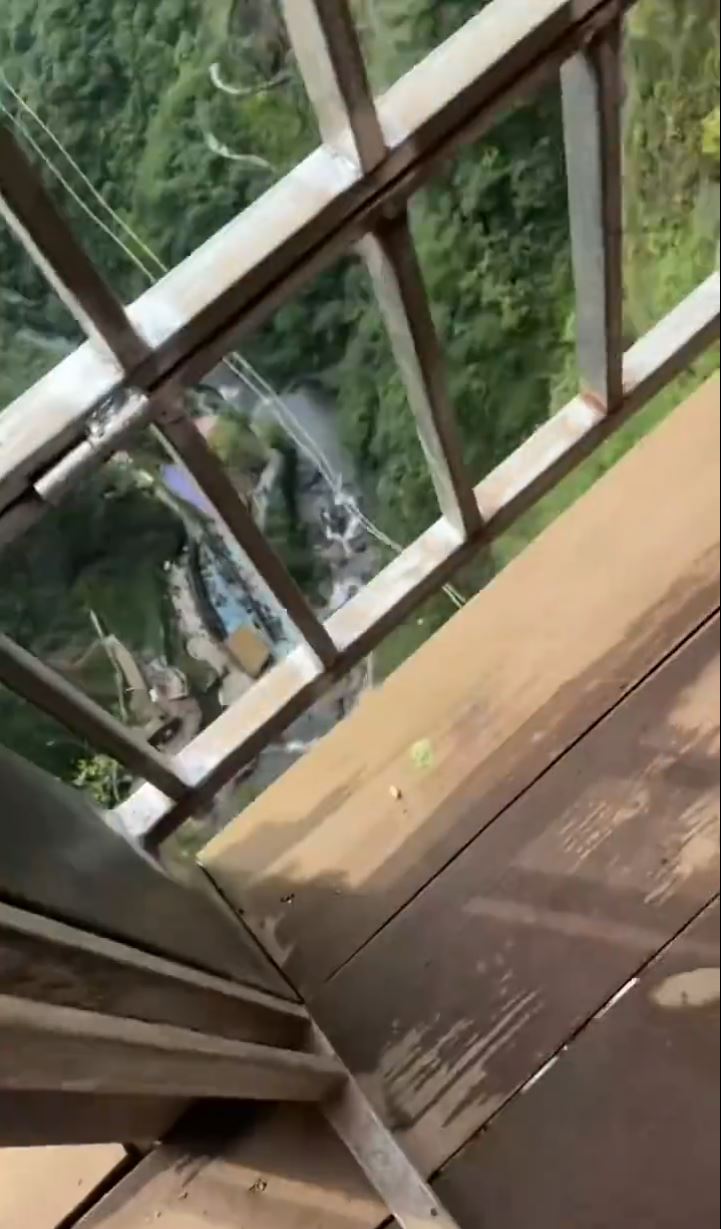 少女虽然察觉安全绳未绑好仍未能阻止悲剧发生。微博