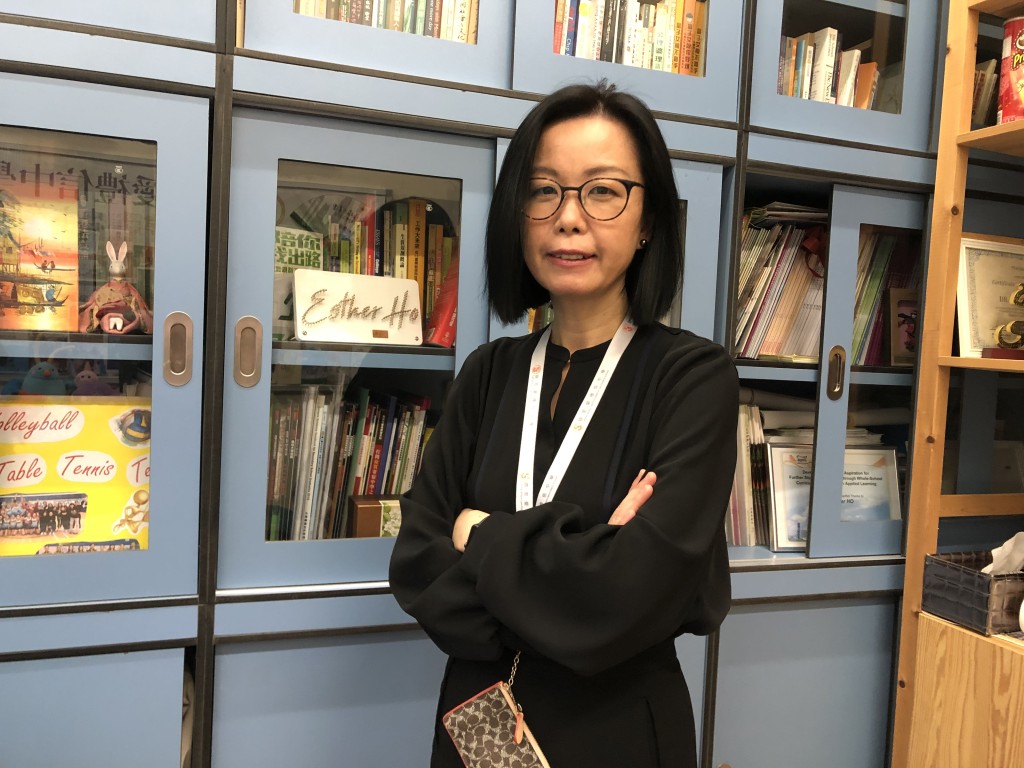 香港辅导教师协会主席兼迦密爱礼信中学校长何玉芬表示，考生应及早执拾考试用品。