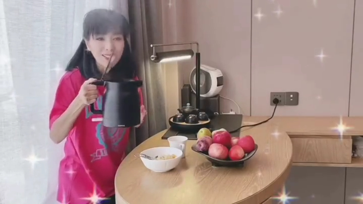 米雪拎住煲到出煙的水果茶聞一聞說，大讚好香！