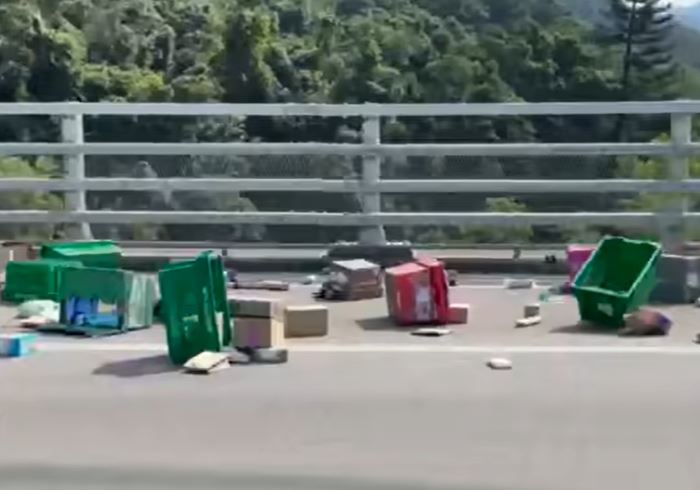 大量貨物傾瀉行車線上。fb 車cam L（香港群組）  網片截圖