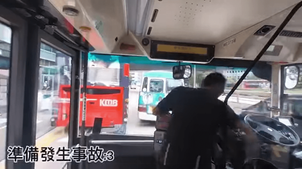 豈料1A巴士溜前,車長慌忙救車不果。 豈料1A巴士溜前,車長慌忙救車不果。
