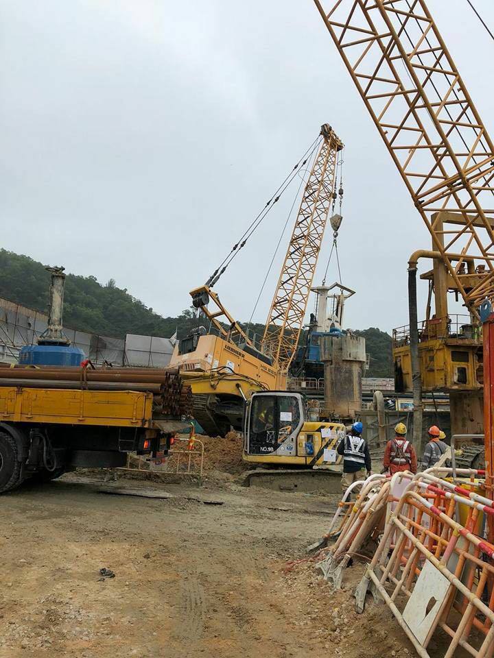 鑽樁機跌出地盤外。工業安全關注組圖片