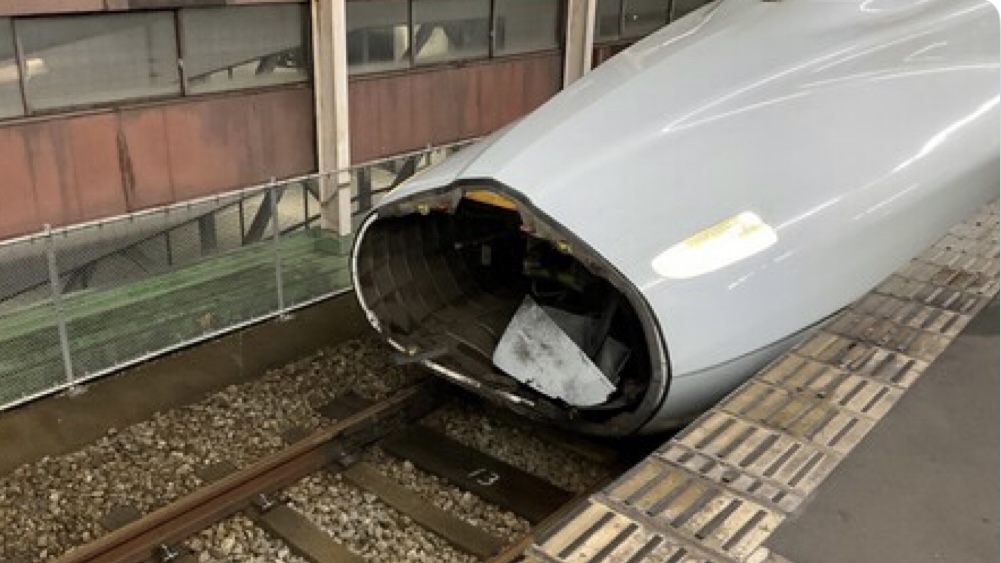 撞到人的新幹線列車車頭破大洞。 JR西日本