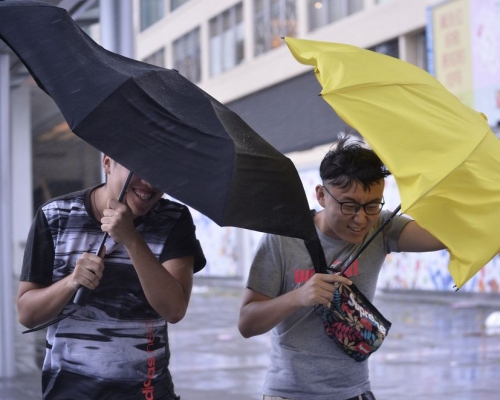天文台預料本港下周中期有狂風驟雨。資料圖片