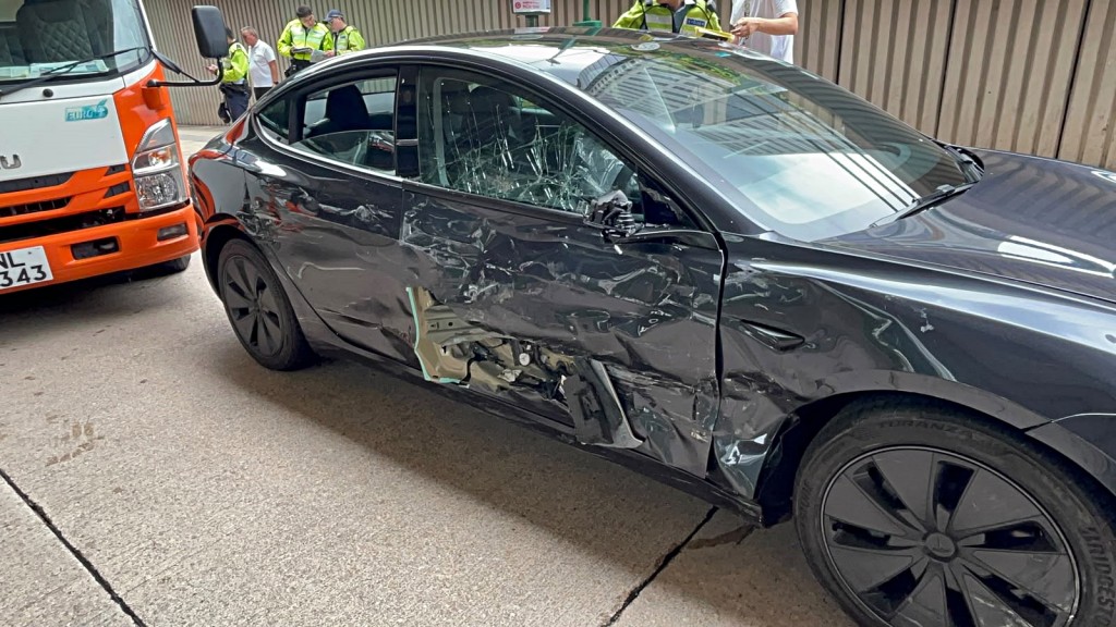 Tesla右車身損毀。楊偉亨攝