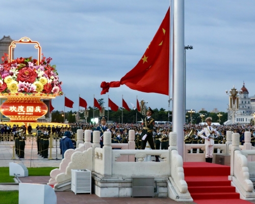解放軍儀仗隊執行升國旗儀式。