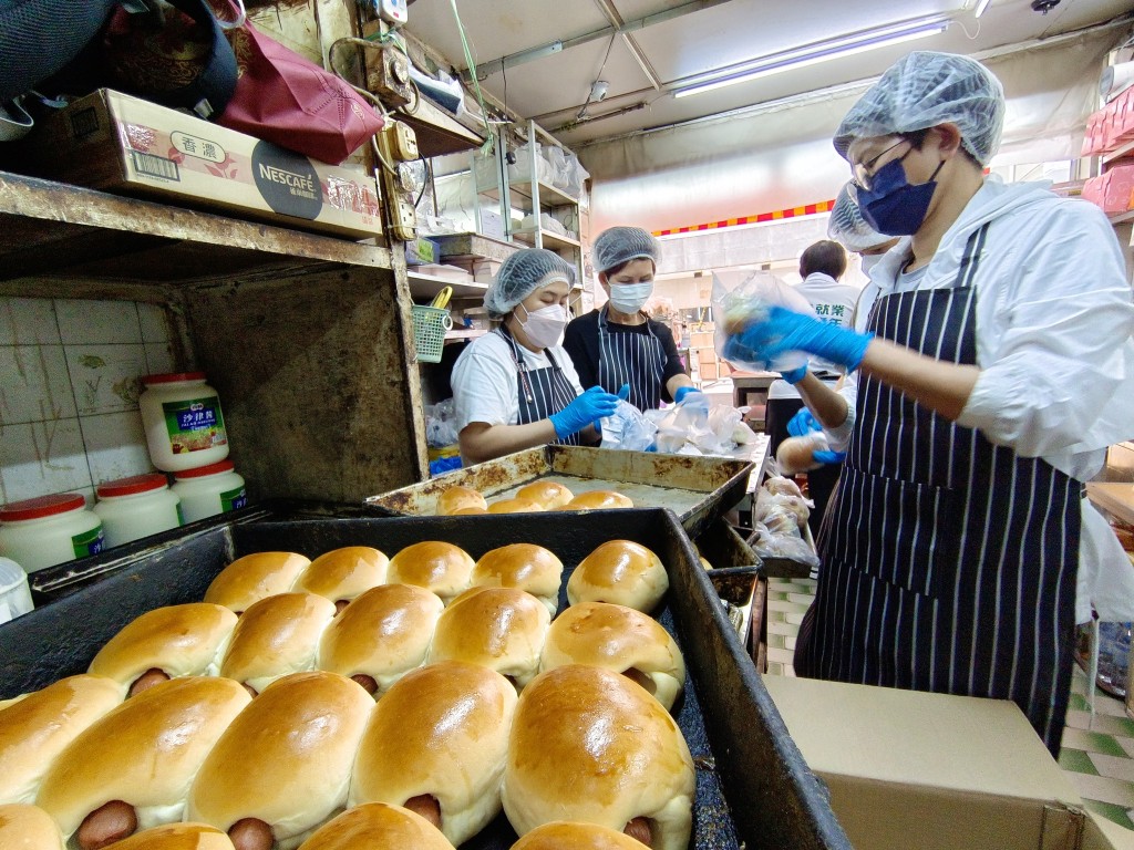 银杏馆早前接手经营一间红磡面包老店，将老师傅的手艺及港式包点传承下去。