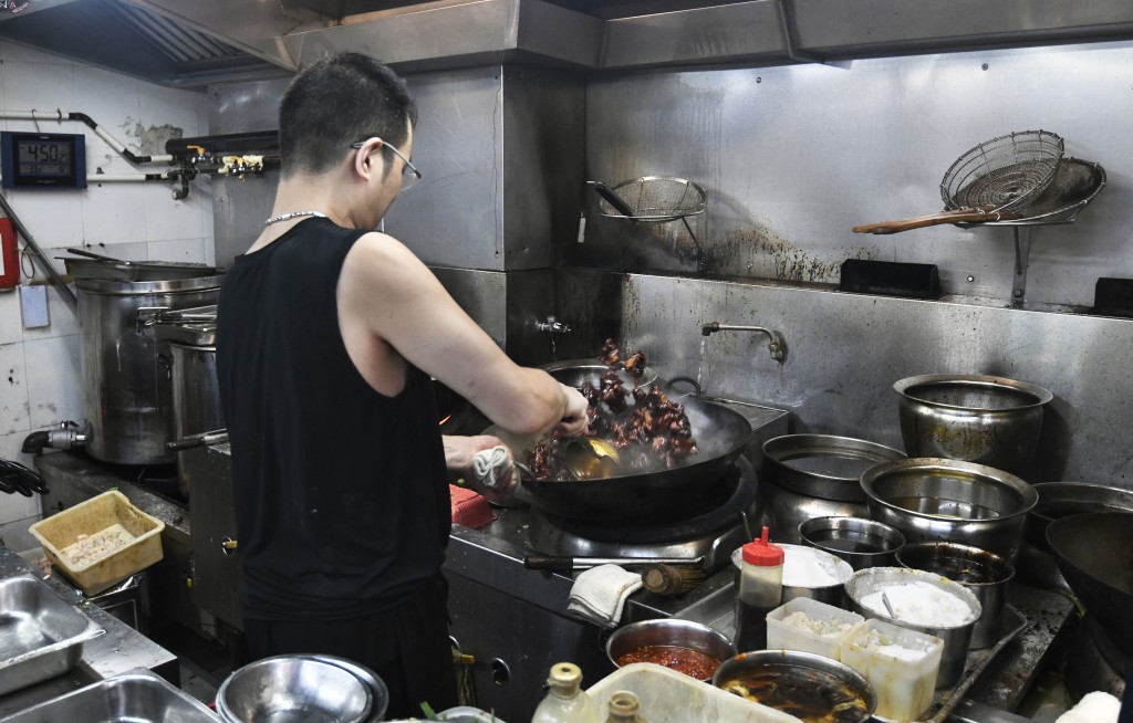 兩餸飯店成行成市。 兩餸飯店成行成市。