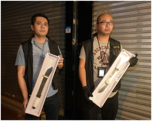 現場檢獲西瓜刀。黃文威攝