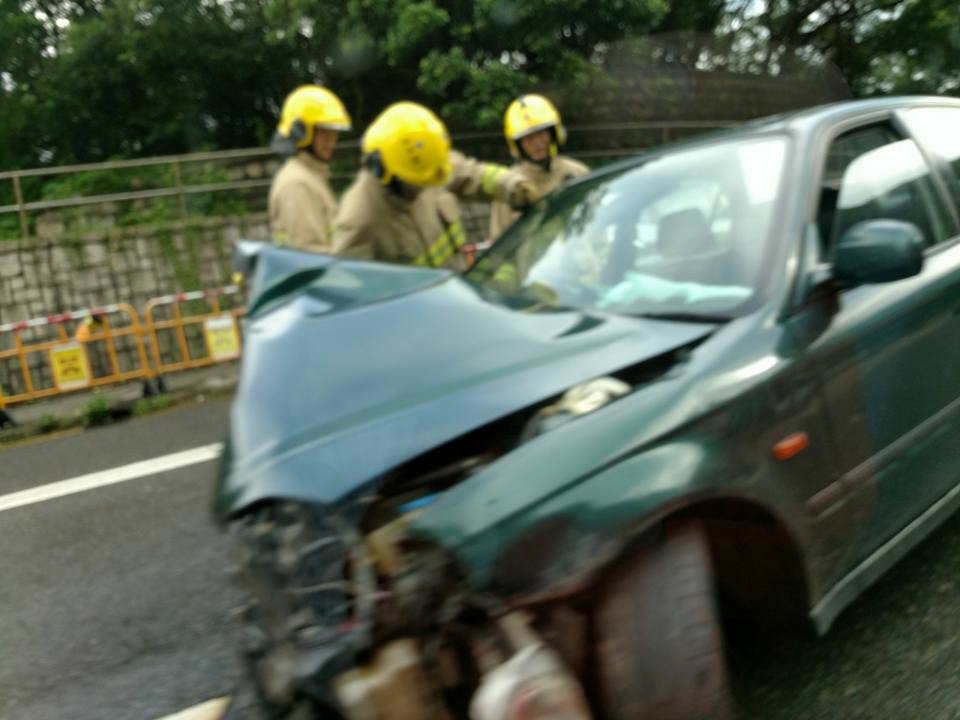 私家車司機報稱有猴子衝出馬路,閃避時與迎面而至的士相撞。香港突發事故報料區fb群組