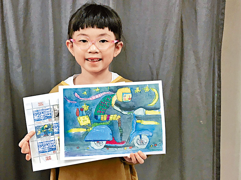 曾言玓的《坐绵羊仔夜游郊外》，在国际青少年及儿童绘画创作比赛获亚军，更被制成邮票。　