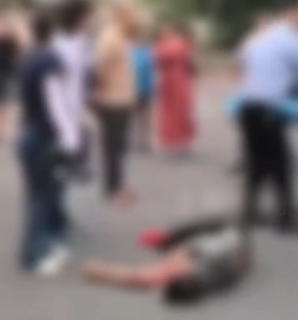 其中一名男子受伤躺在地上待援。网图