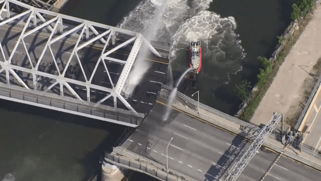 橋樑故障造成嚴重的交通延誤。（X@CitizenAppNYC）